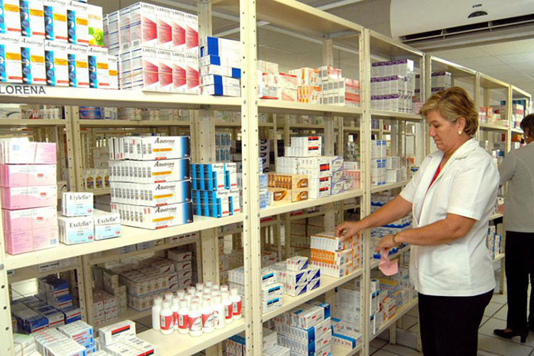 Por inseguridad, acortan farmacias horarios de atención