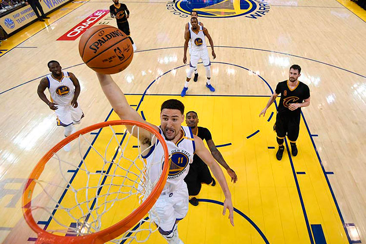 Golden State toma ventaja de 2-0 ante Cleveland
