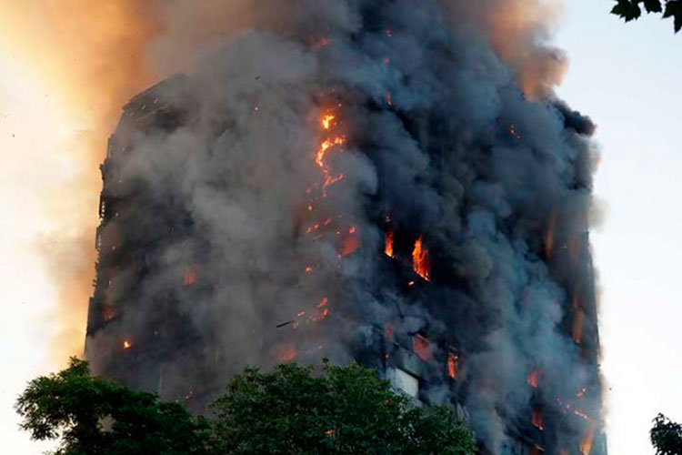 Incendio deja varios muertos en torre de departamentos de Londres