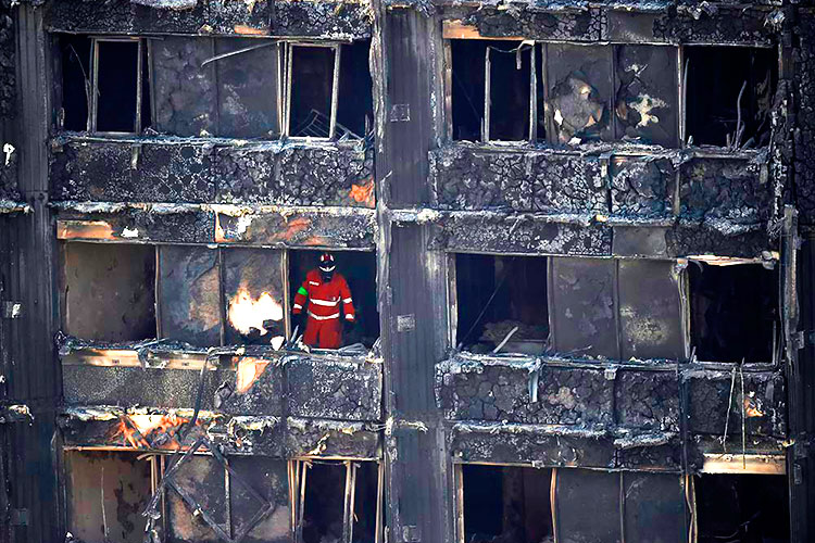 Policía británica reporta 58 muertos por incendio en torre de Londres