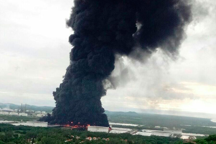 Se incendia tanque de almacenamiento en refinería de Salina Cruz, Oaxaca