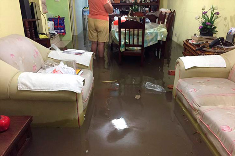 Daña lluvia casas, autos y hospitales, en Villahermosa