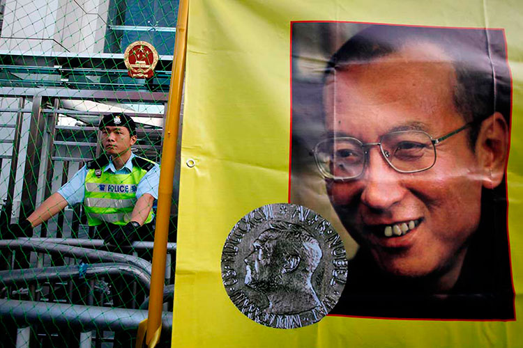 China excarcela a opositor Liu Xiaobo, por cáncer terminal