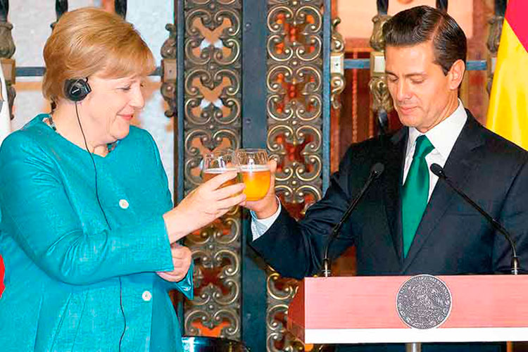 Dialogan Peña y Merkel sobre pacto comercial y libertad de prensa