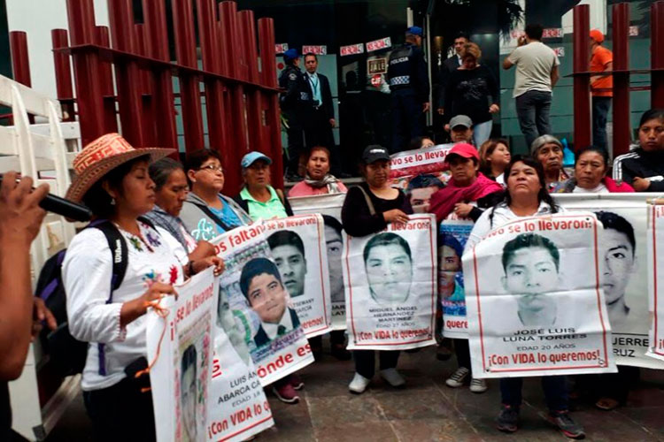 Padres de los 43 emplazan a la PGR  a entregar resultados