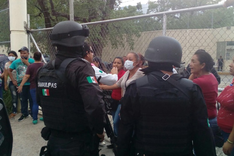 Mueren dos policías; uno esta herido en motín del penal