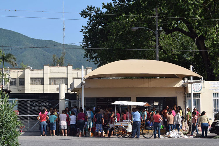 Familias hacen fila para ingresar al penal