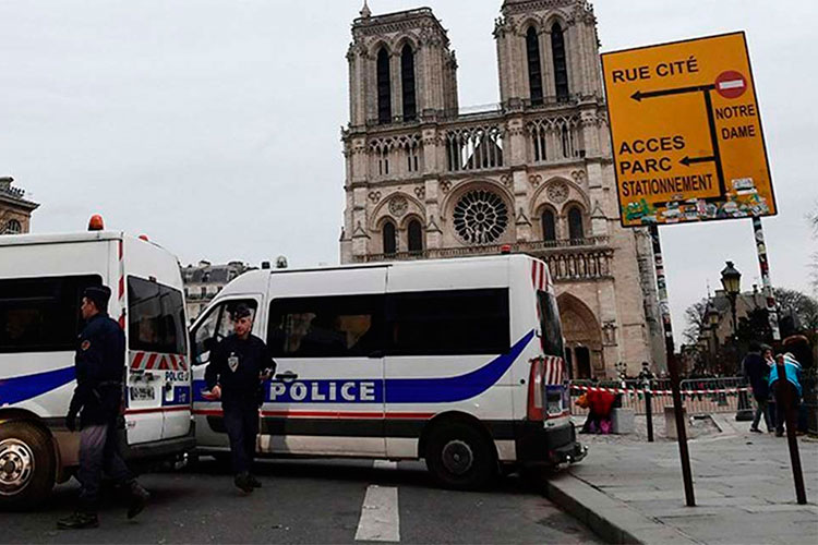 Policía dispara a sospechoso en Notre Dame; abren investigación