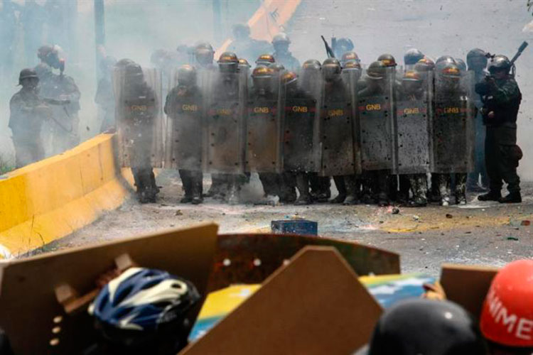 Manifestantes vs la Guardia Nacional en otra marcha en Caracas