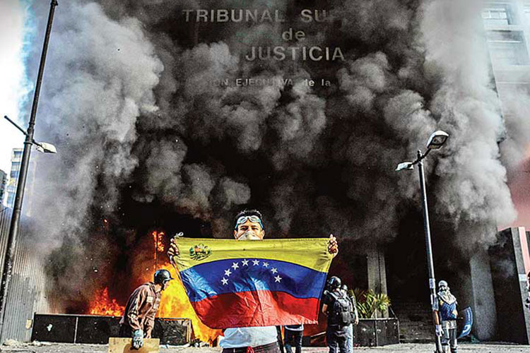 Arrecian críticas de fiscal venezolana contra Maduro