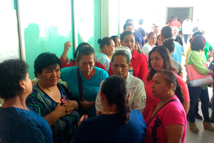 Toman trabajadores oficinas del Hospital Civil
