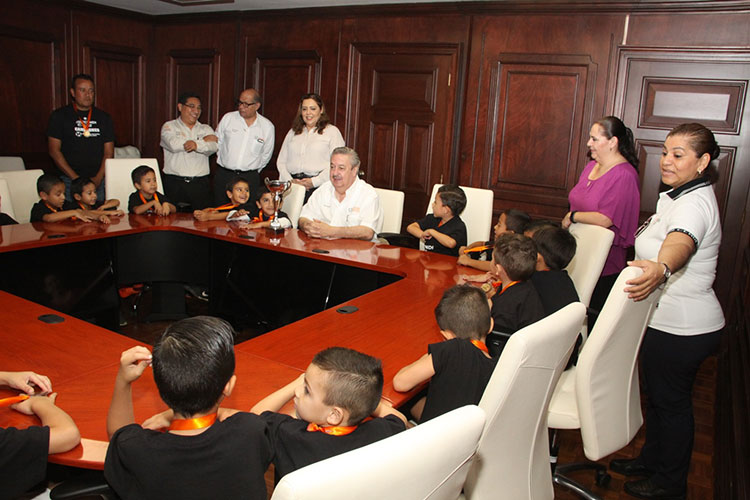 Felicita Rector a niños del Cendi-UAT campeones de futbol en Victoria