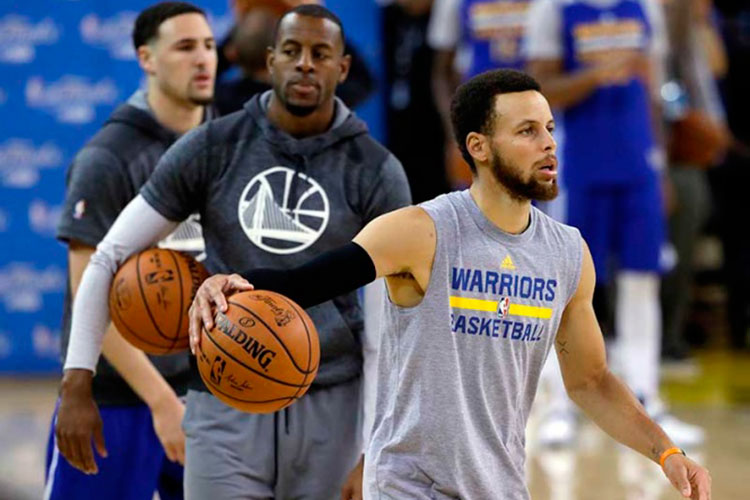 Los Warriors quieren coronarse en su casa