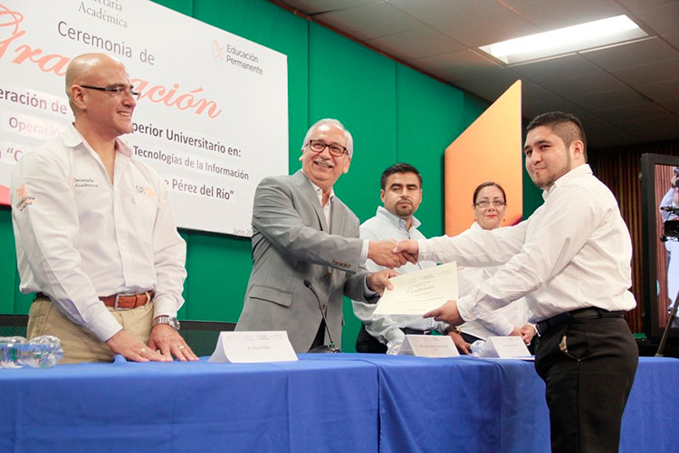 Entrega UAT primera generación de técnicos para el sector energético