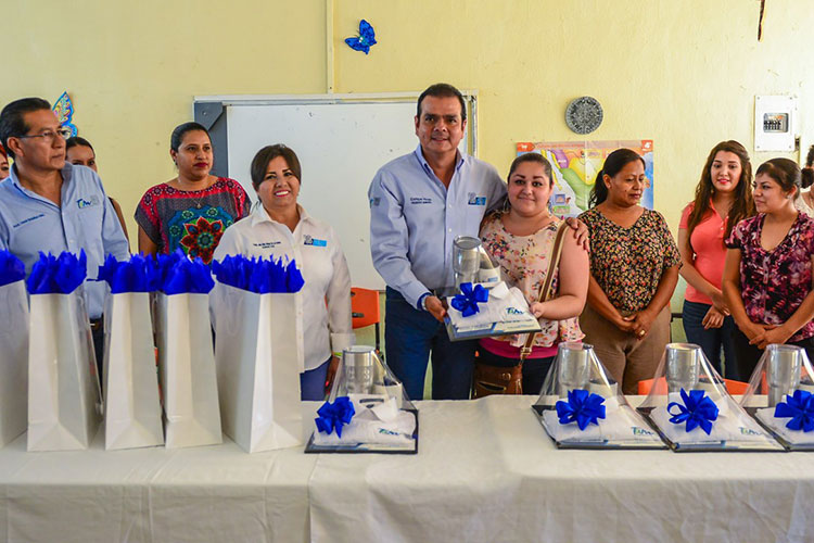Entrega alcalde uniformes a maestros de la Pedro J Méndez