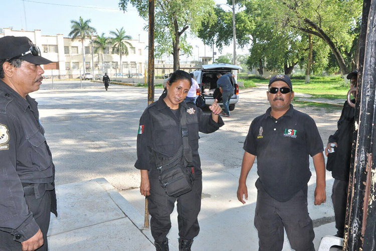 Se manifiestan celadores del penal de Victoria