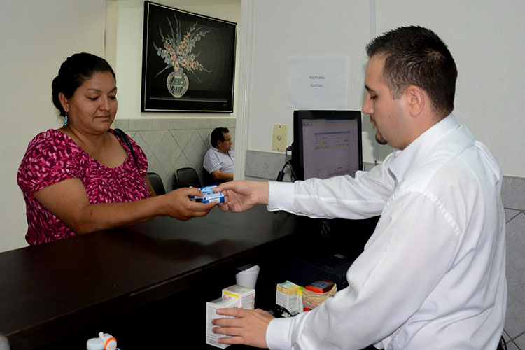Cumplen farmacias Más Salud con llevar beneficios a la ciudadanía