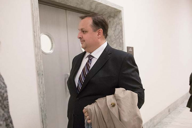 Renuncia director de la Oficina de Ética de Trump