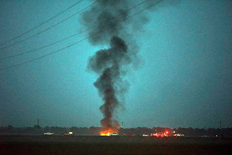 Suman 16 muertos por accidente de avión militar en Mississippi