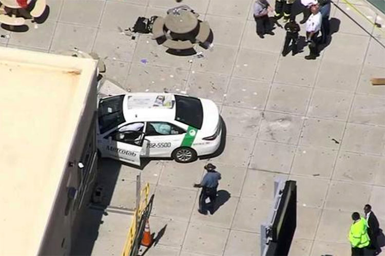 Automóvil atropella a una multitud en Boston