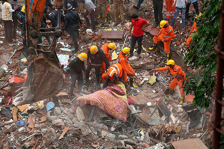 Derrumbe de edificio en India deja al menos 12 muertos