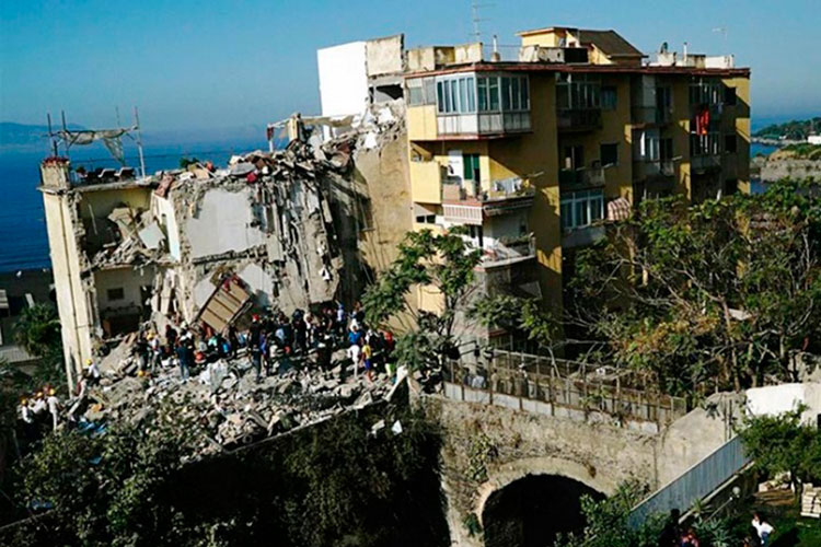 Se derrumba edificio en Italia; buscan sobrevivientes