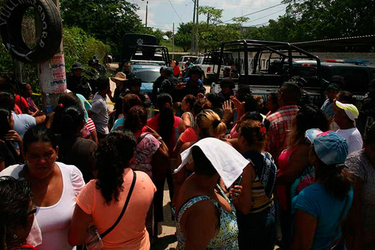 Familiares reciben cuerpos de fallecidos en penal de Acapulco