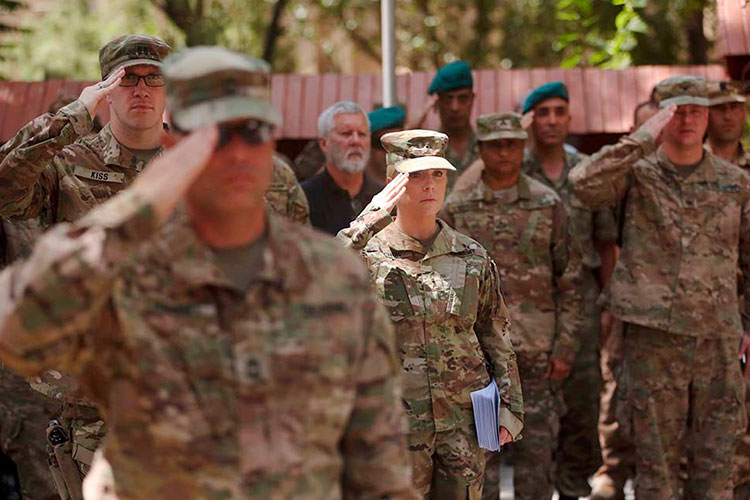 Trump prohíbe transexuales en las Fuerzas Armadas