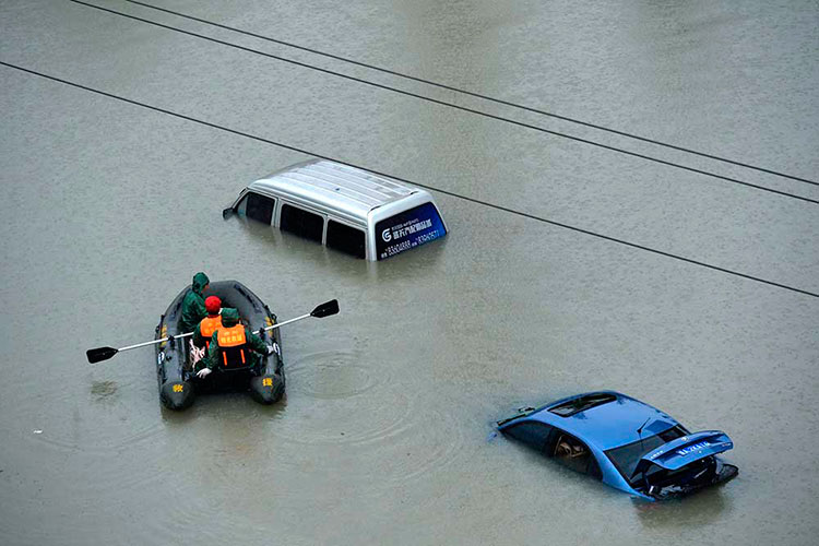 Suman 56 muertos en China por lluvias