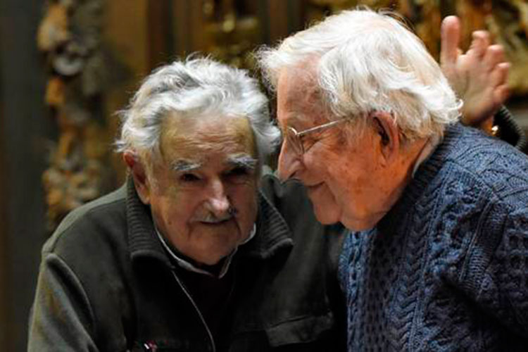 Chomsky: logros en AL peligran por la corrupción