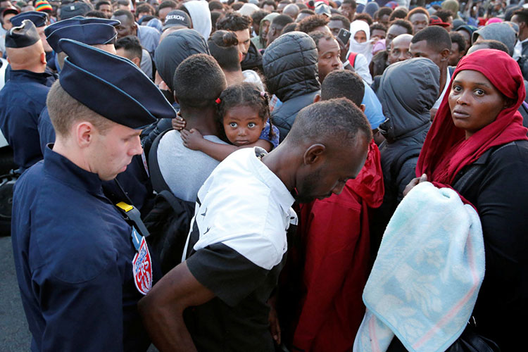Más de 2 mil migrantes son desalojados de campamento en París
