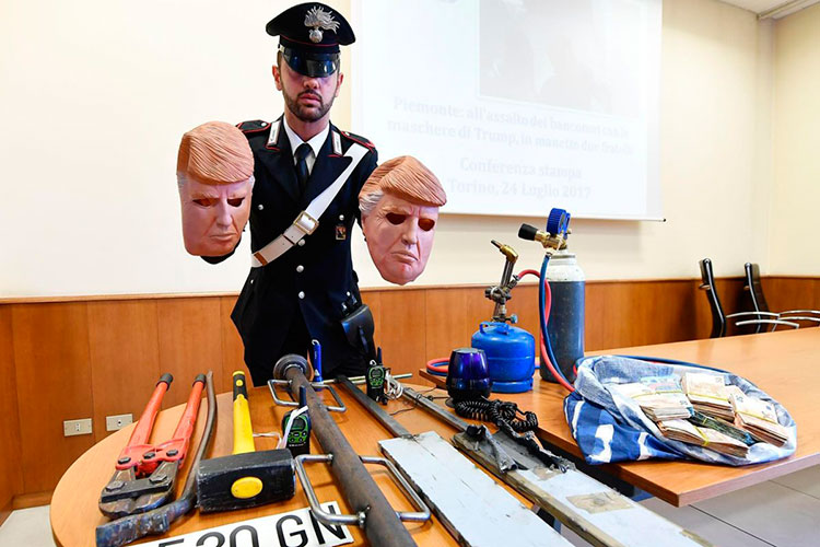Detienen a ladrones que usaban máscaras de Trump en Italia
