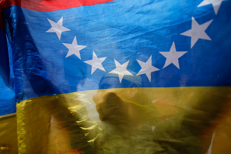 Oficialismo venezolano busca pacificar la calle con salida de López