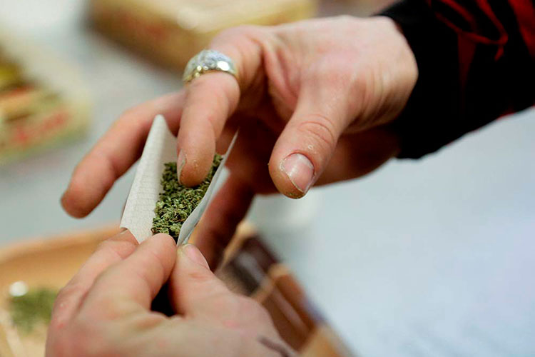 Uruguay comienza a vender mariguana en farmacias
