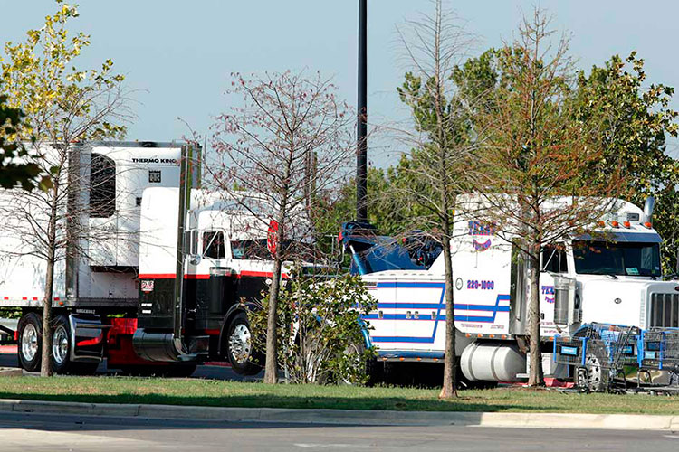 Migrantes en tráiler se turnaban para respirar por un solo hoyo