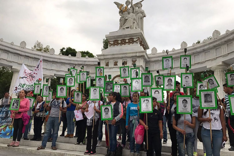 Marchan padres de normalistas; se reunirán con PGR en agosto
