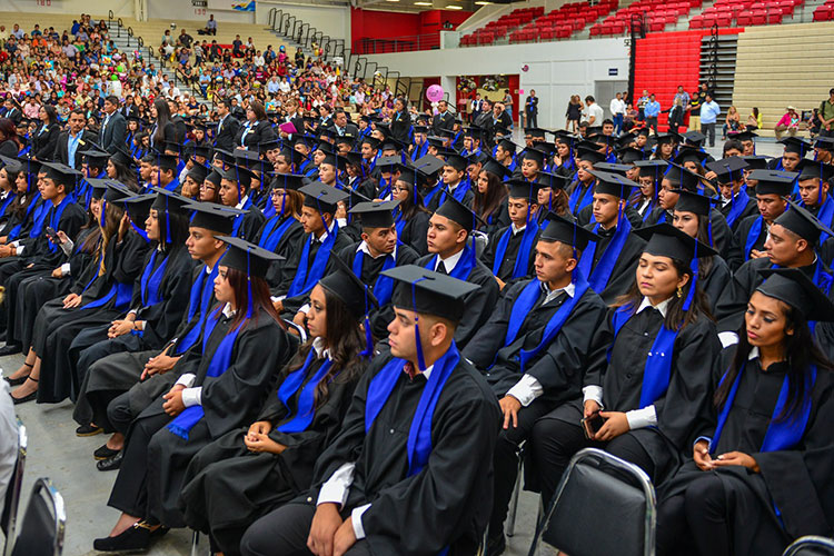 Egresa primera generación de la Preparatoria Municipal