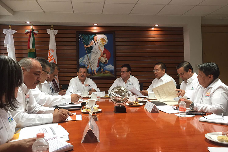 Acuerdan SET-SNTE entrega de  equipos de cómputo a maestros