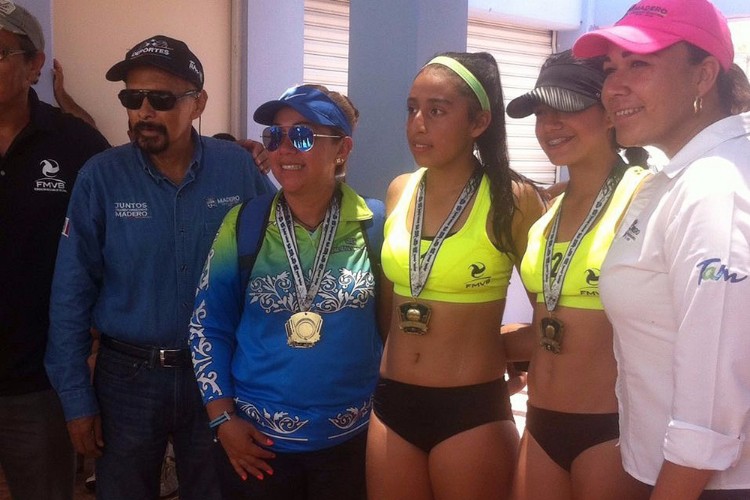 Dan cátedra en voleibol playero