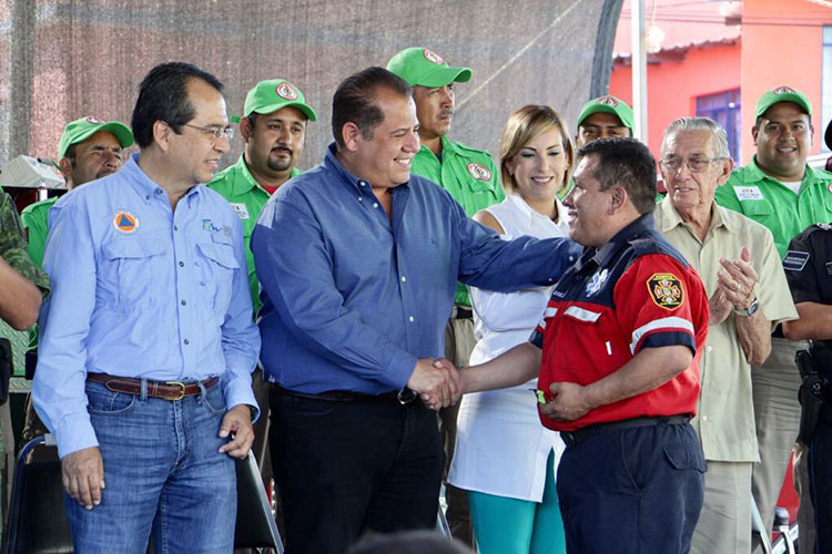 Reconoce Oscar Almaraz a bomberos victorenses