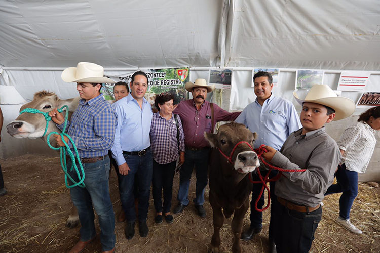 Gobernador refrenda compromiso con el sector ganadero ante productores del país