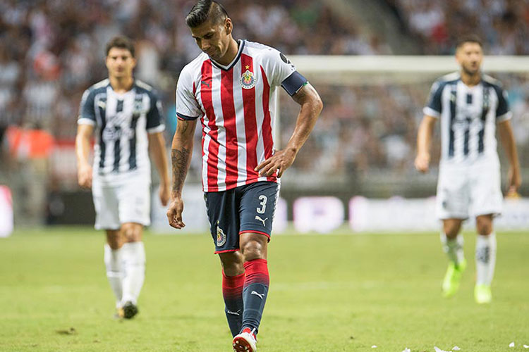 Se la ‘rayan’ al campeón; Monterrey golea a Chivas
