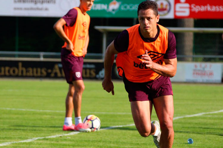 El jugador hace lucir el número: ‘Chicharito’