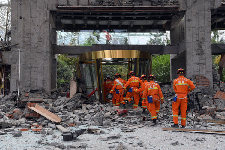 China desaloja a 60 mil tras sismo que dejó 19 muertos