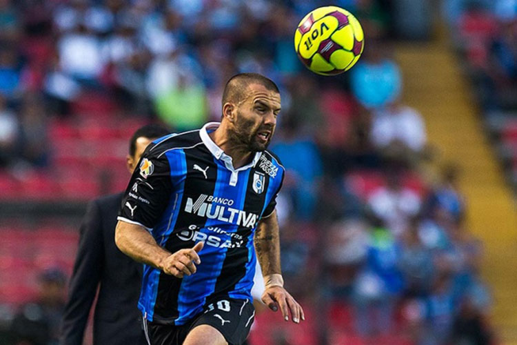 Emanuel Villa, sometido a una microcirugía