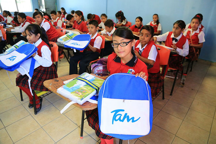 Entrega Gobernador paquetes escolares en Reynosa