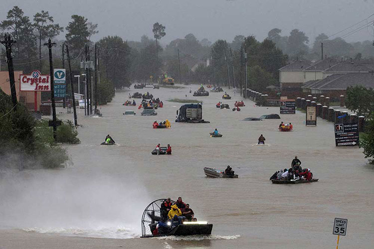 Rescates frenéticos en Houston mientras ‘Harvey’ sigue causando lluvias