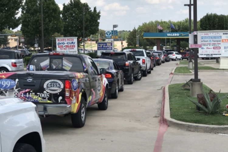Harvey genera escasez de gasolina y pánico entre automovilistas en Texas