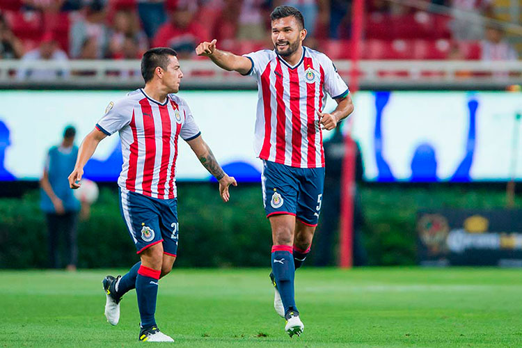 Chivas vence a FC Juárez en duelo de volteretas