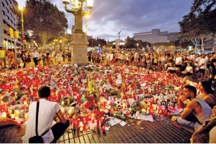 Miles rinden homenaje a víctimas en Barcelona